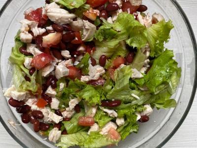 Lengvas salotas su vištienos krūtinėle, pomidoru ir žolelėmis Žingsnis 7