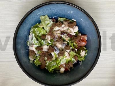 Lengvas salotas su vištienos krūtinėle, pomidoru ir žolelėmis pagrindine nuotrauka