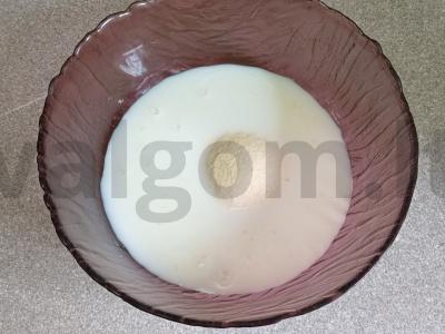 Manų košė su kokosų aliejumi, džiovintomis abrikosais, uogiene ir pekano riešutais Žingsnis 1