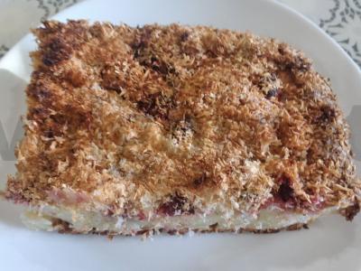 Skaniausias pyragas su kokosų drožlėmis ir avietėmis pagrindine nuotrauka