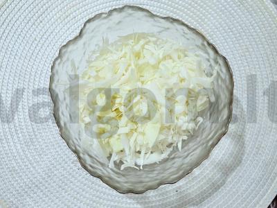 Sultingas salotas su kopūstais, kiaušiniais ir mocarela Žingsnis 1