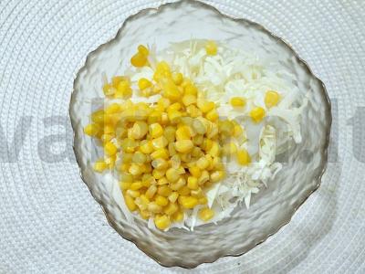 Sultingas salotas su kopūstais, kiaušiniais ir mocarela Žingsnis 2