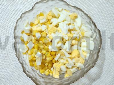 Sultingas salotas su kopūstais, kiaušiniais ir mocarela Žingsnis 3