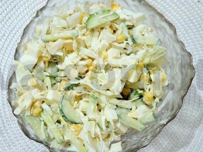 Sultingas salotas su kopūstais, kiaušiniais ir mocarela pagrindine nuotrauka