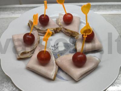 Karpadų kanapė su vyšniniais pomidorais pagrindine nuotrauka