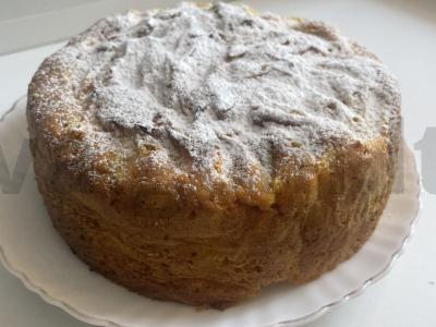 Klasikinė šarlotė su cukraus pudra pagrindine nuotrauka