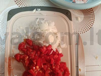 Karšti sumuštiniai su krabų lazdelėmis ir pomidorais Žingsnis 2