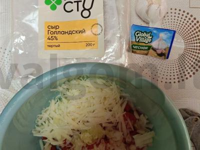 Karšti sumuštiniai su krabų lazdelėmis ir pomidorais Žingsnis 3