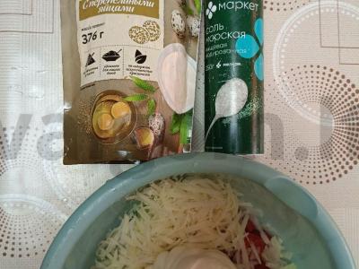 Karšti sumuštiniai su krabų lazdelėmis ir pomidorais Žingsnis 4