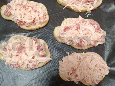 Karšti sumuštiniai su krabų lazdelėmis ir pomidorais Žingsnis 5