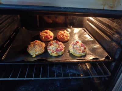 Karšti sumuštiniai su krabų lazdelėmis ir pomidorais Žingsnis 6