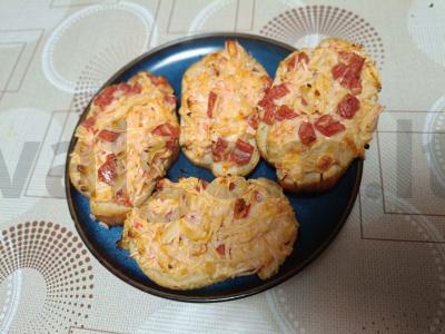 Karšti sumuštiniai su krabų lazdelėmis ir pomidorais pagrindine nuotrauka