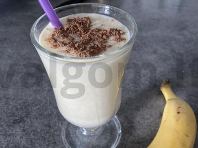 Pieninis kokteilis su bananais ir saldainiais pagrindine nuotrauka