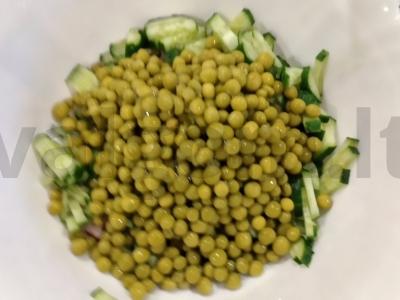 Salotos su žaliais žirneliais ir žaliu svogūnu Žingsnis 3