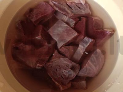 Troškinta jautienos širdis su svogūnais ir grietine Žingsnis 1