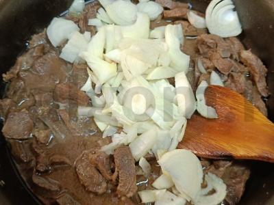 Troškinta jautienos širdis su svogūnais ir grietine Žingsnis 3