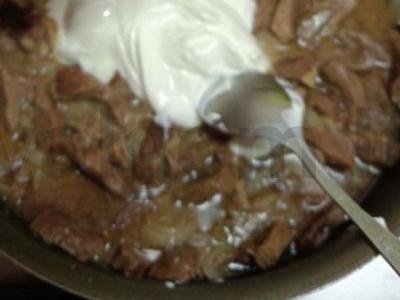 Troškinta jautienos širdis su svogūnais ir grietine Žingsnis 4