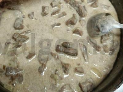 Troškinta jautienos širdis su svogūnais ir grietine Žingsnis 6