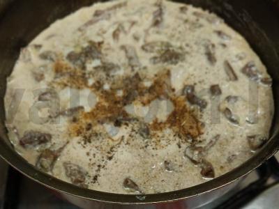 Troškinta jautienos širdis su svogūnais ir grietine pagrindine nuotrauka