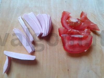 Greita pica ant lavašo su dešra, pomidoru ir sūriu Žingsnis 1