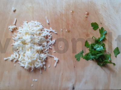 Greita pica ant lavašo su dešra, pomidoru ir sūriu Žingsnis 2