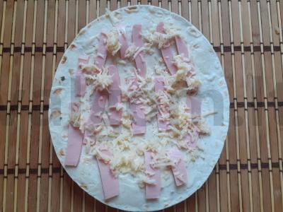 Greita pica ant lavašo su dešra, pomidoru ir sūriu Žingsnis 4