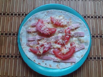 Greita pica ant lavašo su dešra, pomidoru ir sūriu Žingsnis 5