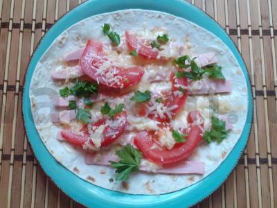 Greita pica ant lavašo su dešra, pomidoru ir sūriu pagrindine nuotrauka