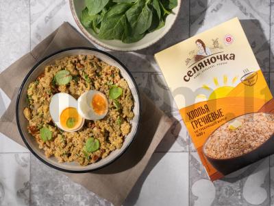 Žalioji košė su pesto ir džiovintais pomidorais pagrindine nuotrauka