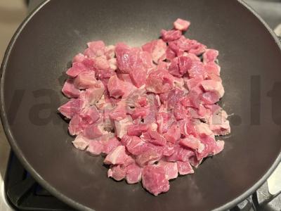 Kvapnus lagmanas su kiauliena ir daržovėmis Žingsnis 1