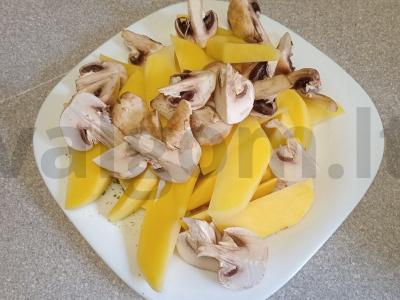 Vištienos šlaunelė, kepta su bulvėmis ir pievagrybiais Žingsnis 3