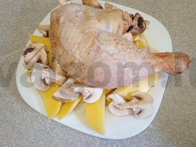 Vištienos šlaunelė, kepta su bulvėmis ir pievagrybiais Žingsnis 4