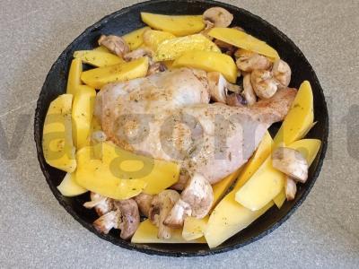 Vištienos šlaunelė, kepta su bulvėmis ir pievagrybiais Žingsnis 5