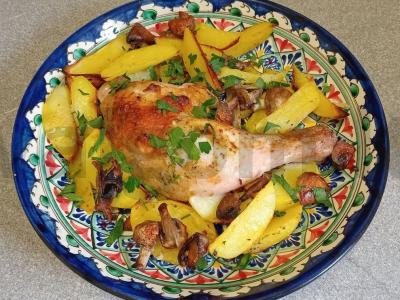 Vištienos šlaunelė, kepta su bulvėmis ir pievagrybiais pagrindine nuotrauka