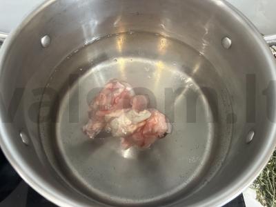 Vištienos sriuba su žvaigždutėmis makaronais Žingsnis 1