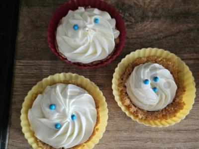 Sausainiai krepšeliai su graikišku jogurtu ir avietėmis pagrindine nuotrauka