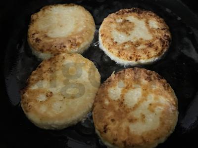 Sūrio blynai iš varškės keptuvėje Žingsnis 4