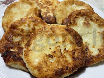 Sūrio blynai iš varškės keptuvėje pagrindine nuotrauka