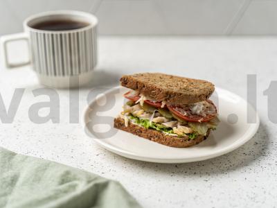 Sumuštinis su vištiena ir daržovėmis pagrindine nuotrauka