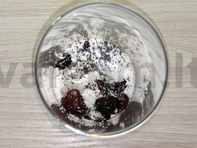 Varškės kokteilis su vyšniomis, aguonomis ir kokosų drožlėmis Žingsnis 2