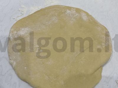 Širdelės formos bandelės su braškių padažu Žingsnis 2