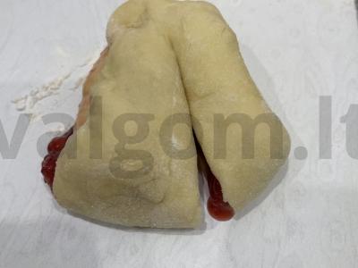 Širdelės formos bandelės su braškių padažu Žingsnis 5