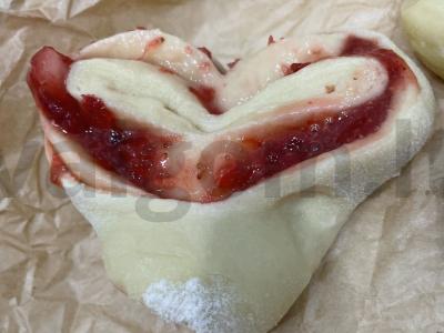 Širdelės formos bandelės su braškių padažu Žingsnis 6