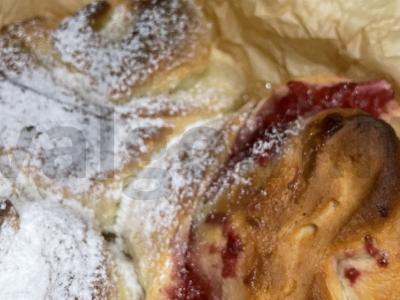 Širdelės formos bandelės su braškių padažu Žingsnis 7