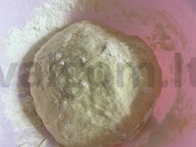 Cinamono, razinų ir cukraus pudros sraigės Žingsnis 5