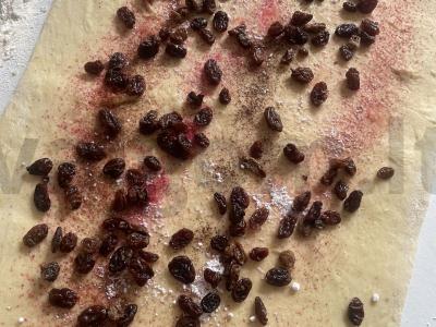 Cinamono, razinų ir cukraus pudros sraigės Žingsnis 6