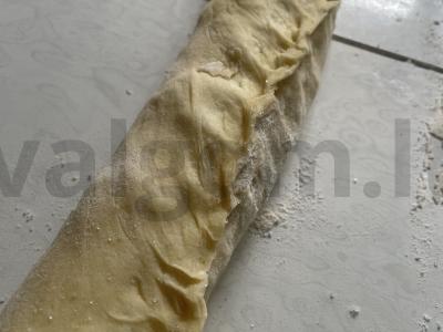 Cinamono, razinų ir cukraus pudros sraigės Žingsnis 7