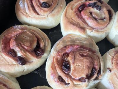 Cinamono, razinų ir cukraus pudros sraigės Žingsnis 9