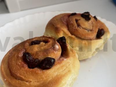 Cinamono, razinų ir cukraus pudros sraigės pagrindine nuotrauka