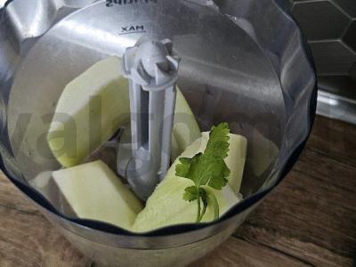 Nesaldus cukinijų blynelis su žolelėmis Žingsnis 1